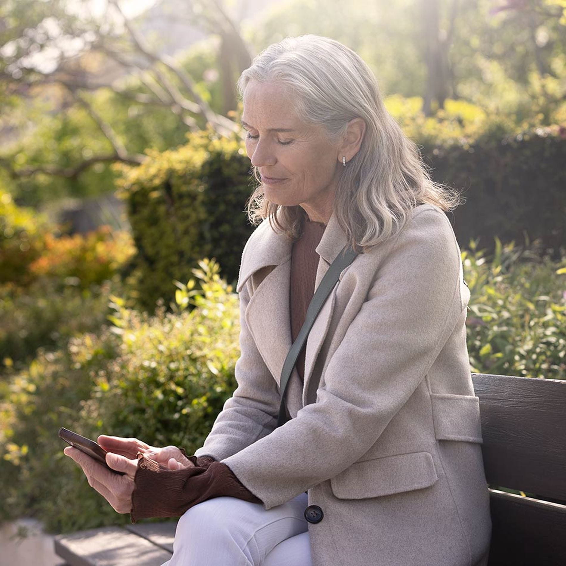 MOMENT_BOOST_2_woman-with-phone_V9I2684_1000x1000