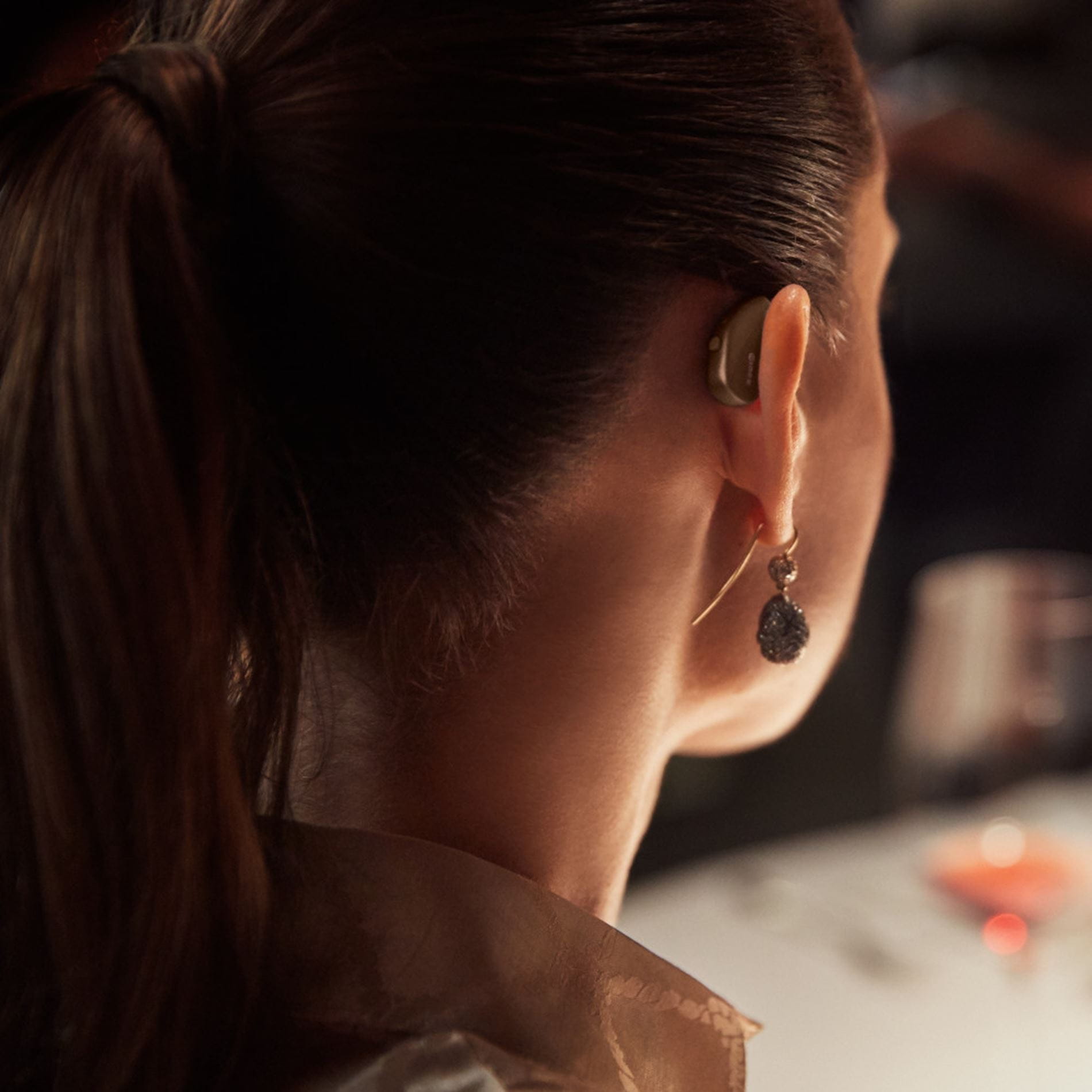 restaurant-woman-with-hearing-aid-seen-from-behind-1000-1000